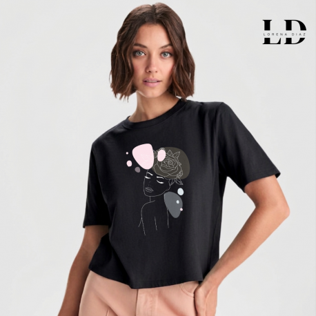 Camiseta “Alma en Flor” – Diseño floral minimalista en negro